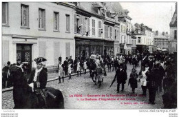 02 LA FERE SOUVENIR DE LA CAVALCADE LA DUCHESSE D'ANGOULEME ET SON ESCORTE - Autres & Non Classés