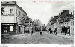 02 LA FERE LA RUE DE LA REPUBLIQUE ENTREE DE LA VILLE - Sonstige & Ohne Zuordnung