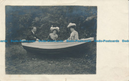 R088010 Old Postcard. Women And Man In The Boat. 1906 - Monde