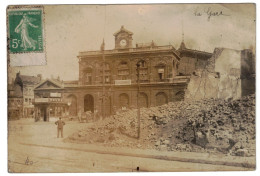 59 - BELLE CARTE PHOTO ANIMÉE 1918 : LILLE - LA GARE - NORDBAHNHOF - BÂTIMENT BOMBARDÉ - 1914 1918 - 1Wk - WW1 - Estaciones Sin Trenes