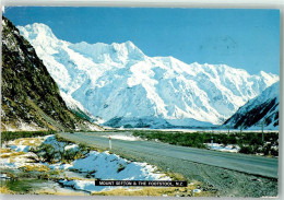 39583108 - Mount Sefton The Footstool Mount Cook Nationalpark Alpen Berge Schnee Strasse - Nieuw-Zeeland