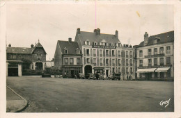 61* LAIGLE  Place De La Halle     (CPSM 9x14cm)    RL35.0231 - L'Aigle