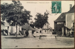 CPA 24 Dordogne, Génis, Place De La Liberté, Fontaine, Animée, Enseignes Café Du Périgord, Plaques DUBONNET, Menier - Sonstige & Ohne Zuordnung