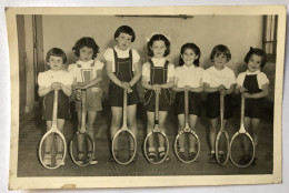 Carte Photo 7 Adorables Jeunes Filles Avec Des Raquettes De Tennis Presque Plus Grandes Qu'elles - Sporten