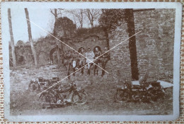 2 Motos Et 1 Side-car Repos D’ étape Pour Les 3 Couples Photo Snapshot Vers 1930-1940 - Automobiles