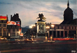 63 - Clermont Ferrand - Place De Jaude, La Nuit - La Statue De Vercingétorix - Clermont Ferrand