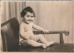 JEWISH JUDAICA TURQUIE  FAMILY ARCHIVE SNAPSHOT PHOTO ENFANT BABY  8.5X12 Cm. - Personnes Anonymes