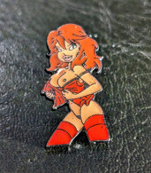 Ak Pin's Pins Pin-up Sexy Topless Nude Redhead Rousse Lapel Pin Badge Tits Girl Taille : 25 * 13 Mm Tres Bon Etat Envois - Pin-ups