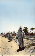 TUNISIE - Ile De DJERBA - Les Femmes Djerbiennes Coiffées De La Pétase - Tunisie