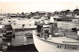 33-ARCACHON-DETROQUAGE DES HUITRES-N°583-A/0295 - Arcachon