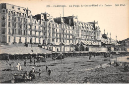 CABOURG - La Plage - Le Grand Hôtel Et Le Casino - Très Bon état - Cabourg