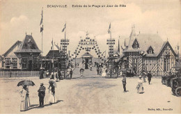 DEAUVILLE - Entrée De La Plage Un Jour De Fête - état - Deauville