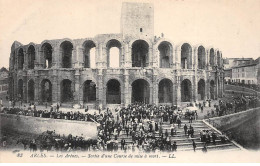 ARLES - Les Arènes - Sortie D'une Course De Mise à Mort - Très Bon état - Arles