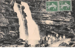 Touristes Au SAUT DU DOUBS - Très Bon état - Autres & Non Classés