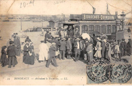 BORDEAUX - Attendant Le Tramway - état - Bordeaux
