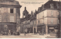 ARBOIS - Place De La Liberté Et Rue De L'Hôtel De Ville - Très Bon état - Arbois