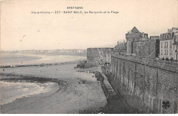 SAINT MALO - Les Remparts Et La Plage - Très Bon état - Saint Malo