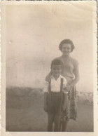 JEWISH JUDAICA  ISRAEL FAMILY ARCHIVE SNAPSHOT PHOTO FEMME BOY  6X8.6 Cm. - Personnes Anonymes