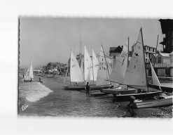 VILLERS SUR MER : Les Voiliers Sur La Plage - Très Bon état - Villers Sur Mer