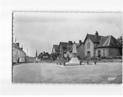 LA BAZOCHE GOUET : Monument Aux Morts Et Quartier Saint-Jacques - Très Bon état - Andere & Zonder Classificatie