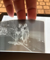 Négatif Film Snapshot -  PIN UP PLAGE  Couple Sur La Plage Homme Torse Nu - Pin-Ups