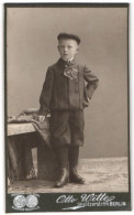 Fotografie Otto Witte, Berlin-SO, Skalitzer-Strasse 54, Portrait Kleiner Junge In Modischer Kleidung  - Anonyme Personen