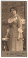 Fotografie Georg Schnabel, Brandenburg A. H., Hauptstrasse 16, Portrait Junge Dame In Hübscher Kleidung  - Anonieme Personen