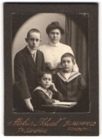 Fotografie Th. Spenke, Elberfeld, Kirchstrasse 1, Portrait Bürgerliche Dame Mit Jungem Mann Und Zwei Jungen  - Personnes Anonymes