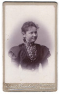 Fotografie Ernst Bernhard, Hamburg, Alsterdamm 9, Portrait Charmant Lächelndes Fräulein In Prachtvoll Gerüschter Bl  - Anonyme Personen