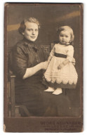 Fotografie Georg Neunaber, Hildesheim, Friesenstr. 14, Portrait Stolze Junger Mutter Mit Niedlicher Tochter  - Anonymous Persons