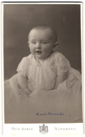 Fotografie Fritz Weber, Nürnberg, Splitterthorgraben 45, Portrait Süsses Baby Im Weissen Taufkleidchen  - Anonymous Persons