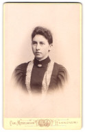 Fotografie Carl Michelmann, Hannover, Ständehausstrasse 2, Portrait Junge Dame In Schwarzem Kleid  - Anonyme Personen