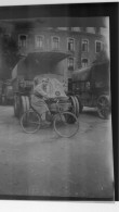 Négatif Film Snapshot - MILITARIA  GARAGE DE LA CASERNE ,  CAMIONS ,  MILITAIRE CYCLISTE A Identifier - Guerre, Militaire