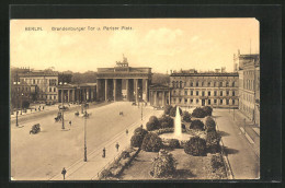 AK Berlin, Brandenburger Tor Und Pariser Platz Mit Fontäne  - Andere & Zonder Classificatie