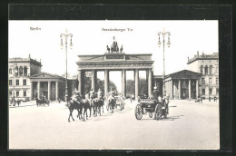 AK Berlin, Brandenburger Tor Und Soldaten Zu Pferde  - Other & Unclassified