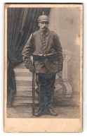 Fotografie Fotograf Und Ort Unbekannt, Landsturmmann In Uniform Mit Ersatz-Pickelhaube, Kragenspiegel Rgt. 12 B/III  - Guerre, Militaire