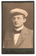 Fotografie Fritz Ohle, Lemgo I. L., Haferstr., Portrait Student Mit Brille Und Schirmmütze  - Anonieme Personen