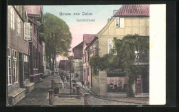 AK Osten, Blick Entlang Der Deichstrasse Mit Lungernden Burschen  - Andere & Zonder Classificatie