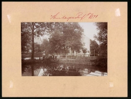 Fotografie Brück & Sohn Meissen, Ansicht Hintergersdorf, Mutter Mit Kindern Am Teich Vor Der Schule  - Lugares