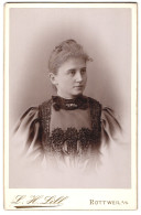 Fotografie L. H. Lill, Rottweil A. N., Junge Dame Im Bestickten Kleid Mit Kragenbrosche  - Anonyme Personen