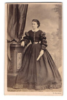 Fotografie W. Severin, Düsseldorf, Frl. Steffen Im Dunklen Kleid Mit Puffärmeln, 1864  - Personnes Anonymes