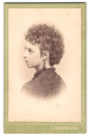 Fotografie E. Rabending, Wien, Portrait Junge Frau St. Julien-Spauer Im Rückenportrait Mit Locken Und Ohrringen  - Personnes Anonymes