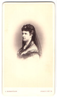 Fotografie J. Bamberger, Frankfurt / Main, Frau Anna Zickwolff Im Kleid Mit Tüllschleier Und Locken, 1869  - Personnes Anonymes