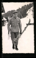 AK Mann Stapft Mit Seinen Skiern Durch Den Schnee  - Winter Sports