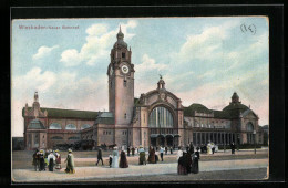 AK Wiesbaden, Passagiere Vor Dem Neuen Bahnhof  - Wiesbaden