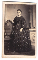 Fotografie J. Giese, Itzehoe, Dame Trägt Dunkeles Kleid Mit Floralem Muster  - Anonieme Personen