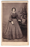 Fotografie G. Thiele, Forst / Lausitz, Brünette Dame Im Langen Kleid  - Anonyme Personen