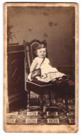 Fotografie Atelier Eberhart, Mergentheim, Kleines Mädchen Im Kleid Mit Umhängetasche  - Anonyme Personen