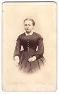 Fotografie F. G. Schreiber, Chemnitz, Junge Dame Im Schwarzen Tailierten Kleid  - Anonyme Personen