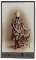 Fotografie A. Jandorf & Co., Berlin, Spittelmarkt 16 /17, Mädchen In Kariertem Kleid Mit Blumenkorb  - Anonymous Persons